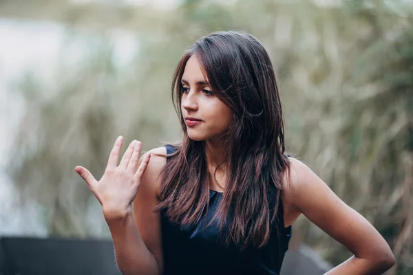 Retrato de una hermosa joven morena —  Fotos de Stock