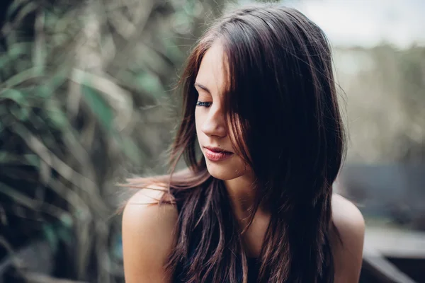 Retrato de una hermosa joven morena —  Fotos de Stock