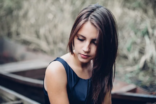 Retrato de una hermosa joven morena —  Fotos de Stock