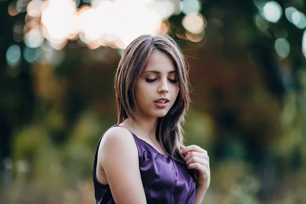 Egy gyönyörű fiatal barna lány portréja — Stock Fotó