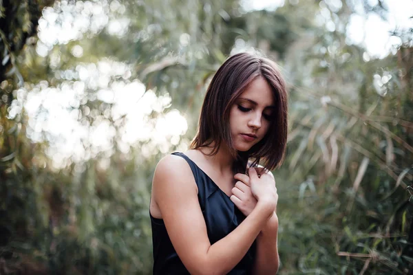 Retrato de una hermosa joven morena —  Fotos de Stock