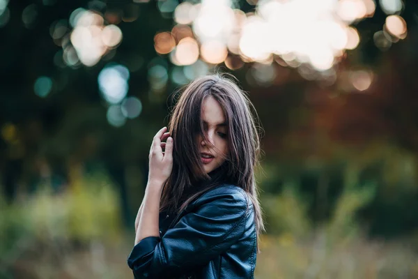 Retrato de una hermosa joven morena —  Fotos de Stock