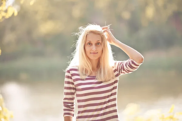 Portrait of a beautiful blonde in nature — Stock Photo, Image