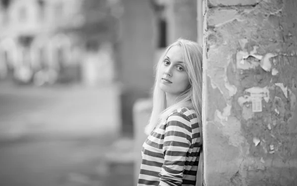 Nettes blondes Mädchen in der Natur im Herbst Park — Stockfoto