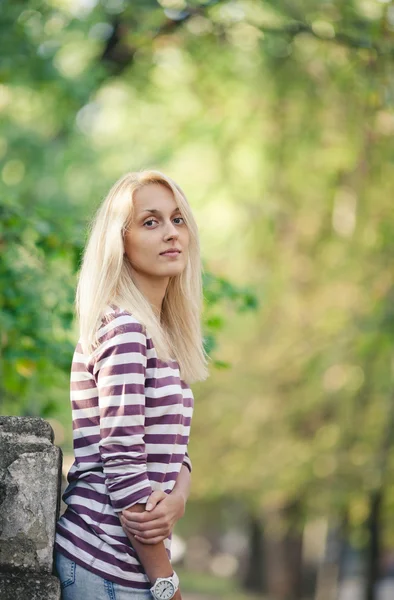 Sevimli sarışın kız sonbahar parkta niteliğine — Stok fotoğraf