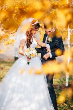 Sonbahar parkında bir çift evleniyor.