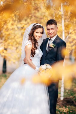 Sonbahar parkında bir çift evleniyor.