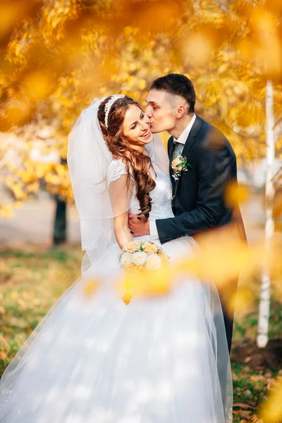 Ślub para w jesiennym parku — Zdjęcie stockowe