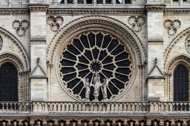 Ön tarafı katedral Notre Dame mimari detay.