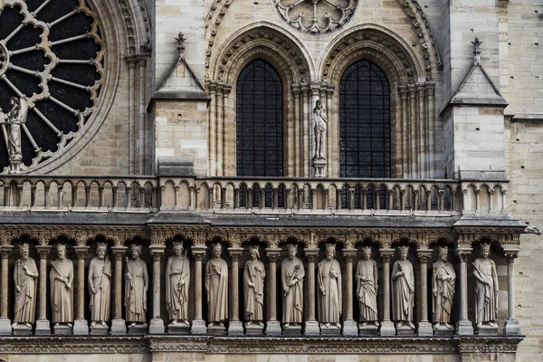 前侧大教堂的建筑细节巴黎圣母院. — 图库照片