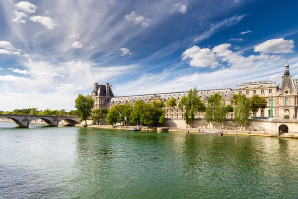 Szajna és Múzeum Louvre. — Stock Fotó