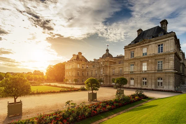 Lucemburském paláci ve slunečný den. Evropské turistické centrum. — Stock fotografie