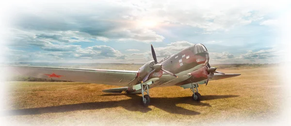 Old bomber in cloud of dust in the open field — Stock Photo, Image