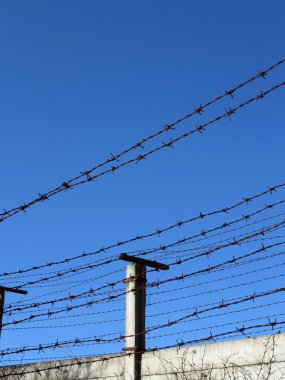 Dikenli tel-giriş yok