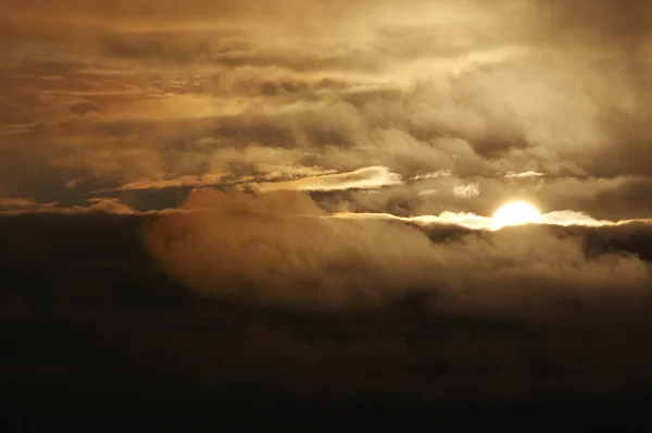 Dunkle Wolken bei Sonnenuntergang — Stockfoto