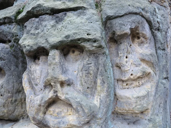 Bizarre Stone Heads - Patung-patung batu — Stok Foto