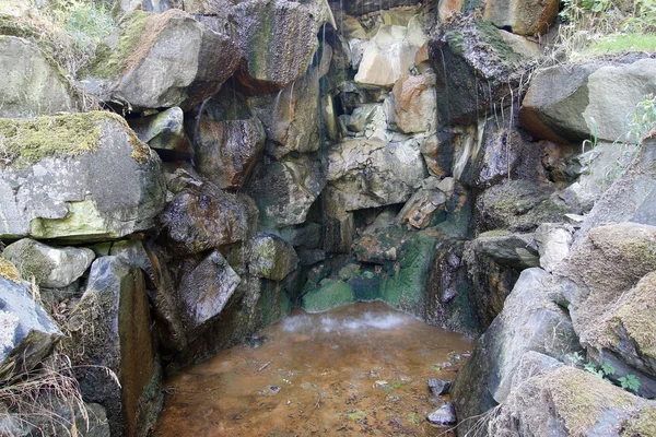 Manantial de agua mineral - fuente de agua potable —  Fotos de Stock