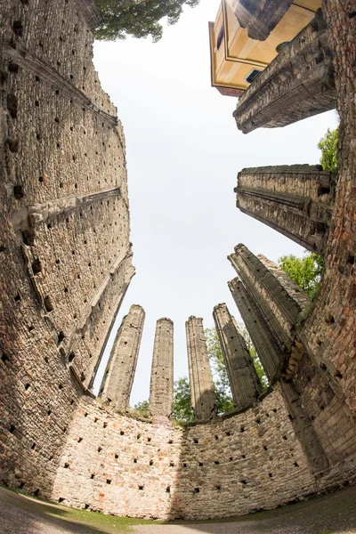 Ruinen der gotischen Kathedrale unserer Lieben Frau — Stockfoto