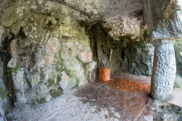 Manantial de agua mineral - fuente de agua potable —  Fotos de Stock