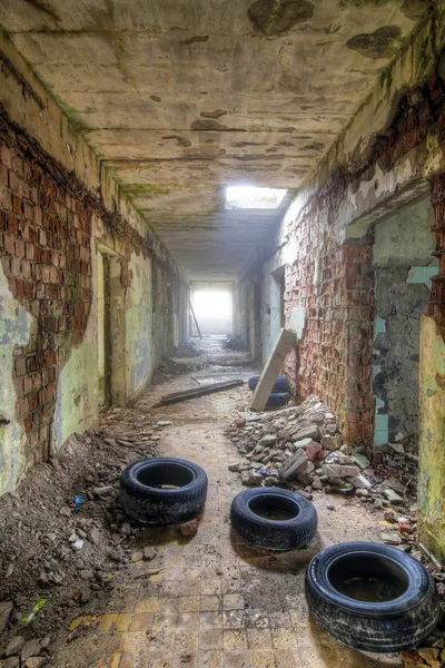 Ruínas abandonadas - edifício abandonado — Fotografia de Stock