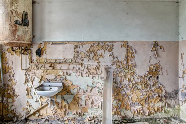 Lavabo en fachada abandonada — Foto de Stock