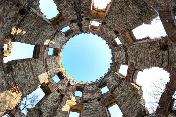 Terk edilmiş eski bir fırıldak - kule kalıntıları