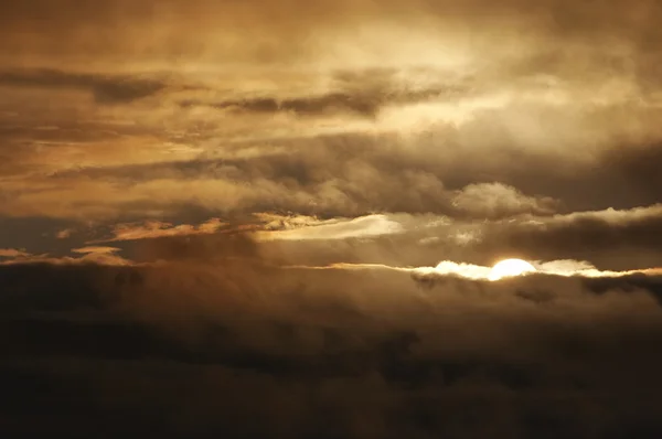 Himmel und Wolken bei Sonnenuntergang nach Sturm — Stockfoto