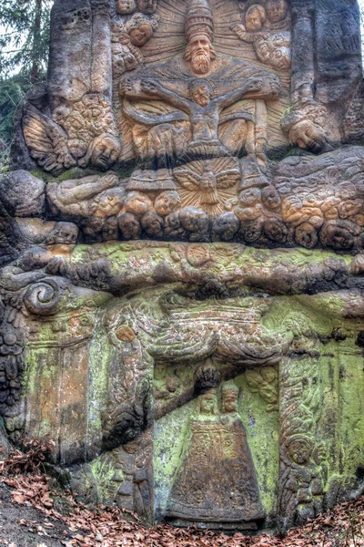 Кам'яний вівтар в лісі — стокове фото