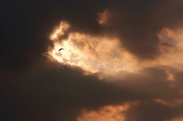 Parapente nas nuvens rasgadas — Fotografia de Stock