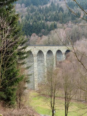 1900 - teknik anıt parçadan yükselen