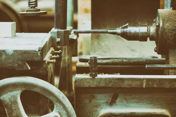 Detalhe do cortador de buracos na oficina de carpintaria - retro sty — Fotografia de Stock