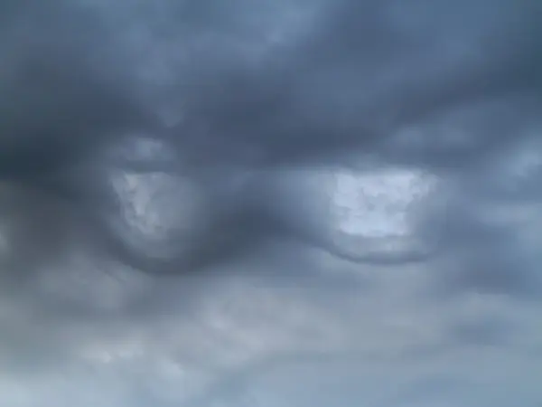 Bizarre clouds before rain - bumps on the sky — Stock Photo, Image