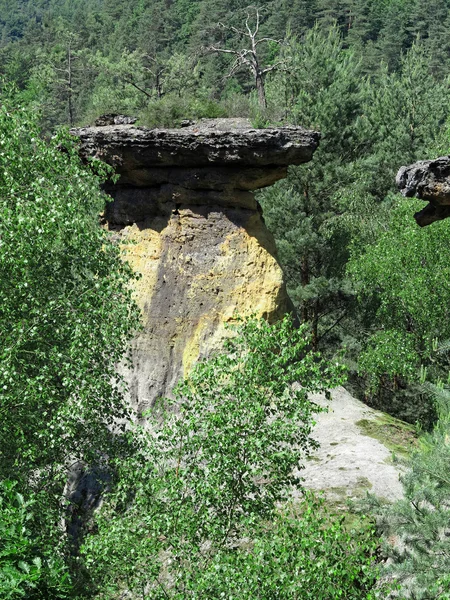 Tuhaf kaya oluşumu - rock plaka — Stok fotoğraf