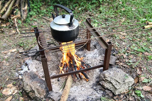 Gör te på lägerelden — Stockfoto