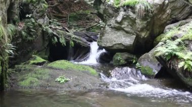 Şelale - kayaların üzerinden akan su