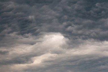 Gökyüzündeki kara bulutlar