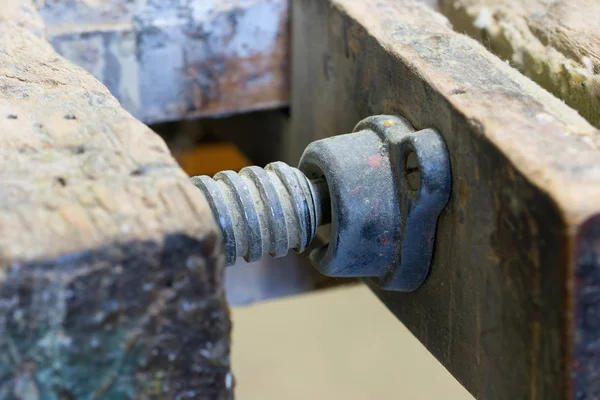 Dispositivo de agarre en el banco de trabajo del carpintero —  Fotos de Stock