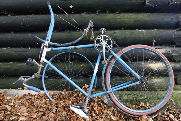 Vieux et cassé vélo — Photo