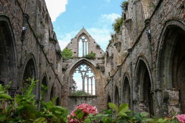 Paimpol, Fransa, 15 Ağustos 2019: Abbaye de Beauport, harabelerdeki ünlü manastır.
