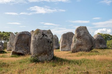 Carnac taşları - Kermario 'nun hizalamaları - Brittany, Fransa' da bir dizi menhir