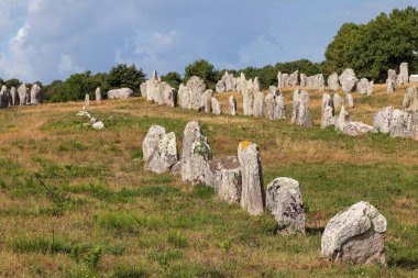 Carnac taşları - Kermario 'nun hizalamaları - Brittany, Fransa' da bir dizi menhir