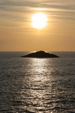 Batan güneşli okyanus manzarası Quiberon, Brittany, Fransa