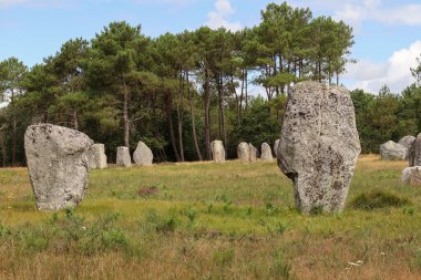 Kerlescan Müttefikleri, sıra sıra ayakta duran taşlar, dünyanın en büyük megalitik bölgesi, Carnac, Brittany, Franc