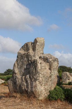 Kerzerho 'nun hizalanması - menhirs sıraları ile arkeolojik alan - Fransa' nın Brittany kentindeki Erdeven departmanı Morbihan köyünde Carnac 'ın yaklaşık 8 km kuzeybatısında yer almaktadır.