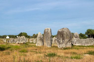 Menec 'in hizalanması - ayakta duran taşlar - dünyanın en büyük megalitik alanı, Carnac, Brittany, Fransa