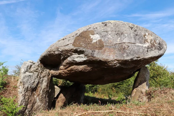 法国布列塔尼 莫尔比汉高地厄德温附近的Dolmen Run Sinzen巨型古迹和考古遗址 — 图库照片