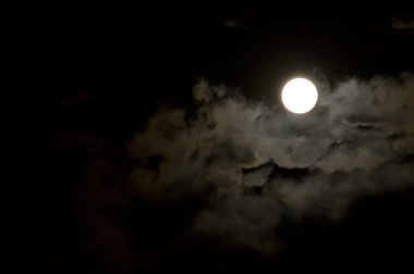 gece gökyüzünde ay