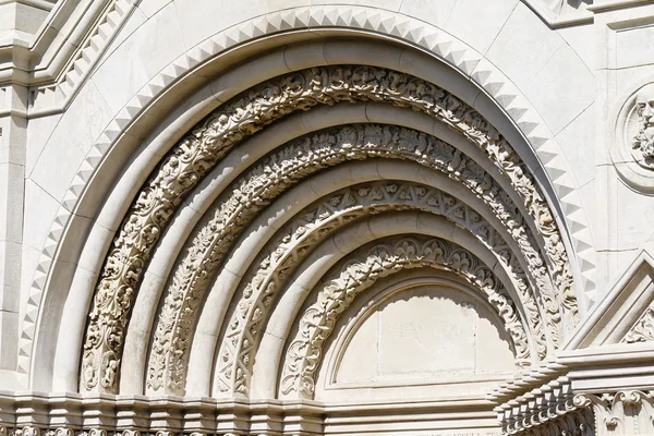 Romanesque arch over the entrance to the monastery — Stock Photo, Image