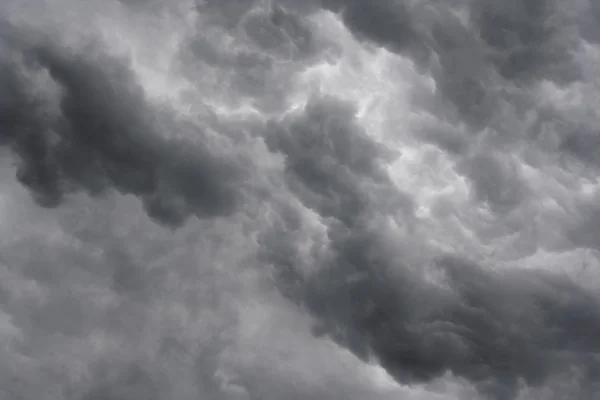 Masas de nubes oscuras —  Fotos de Stock