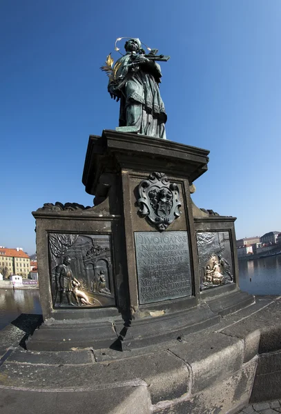 Socha Jana Nepomuckého na Karlově mostě — Stock fotografie